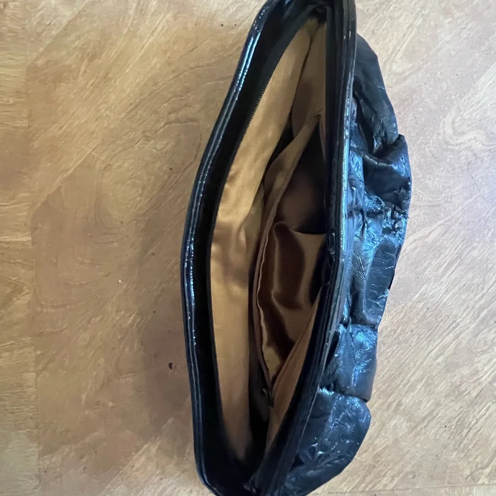 GAP - Sleek Black Wristlet – Elegant Glossy Finish